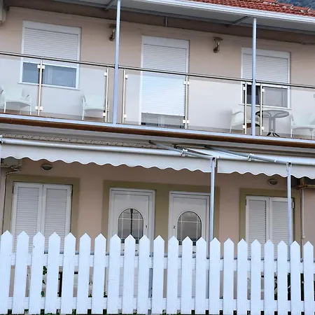 Seafront 3br & *